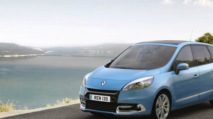 2012 Renault Scenic UK Front Side Pose In Blue